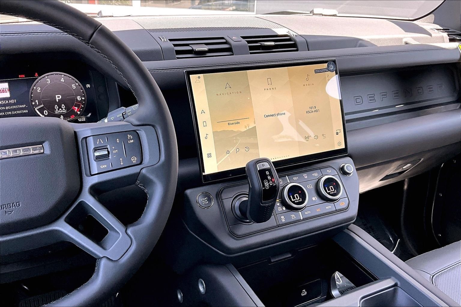 New 2026 Woolstone Green Land Rover X-Dynamic SE image 7