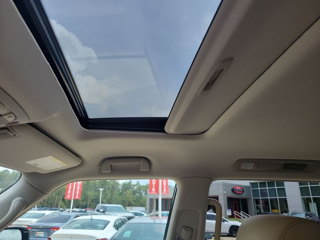 Used 2021 Black Nissan Platinum image 17