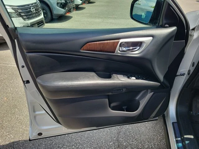 Used 2016 Silver Nissan SL image 15