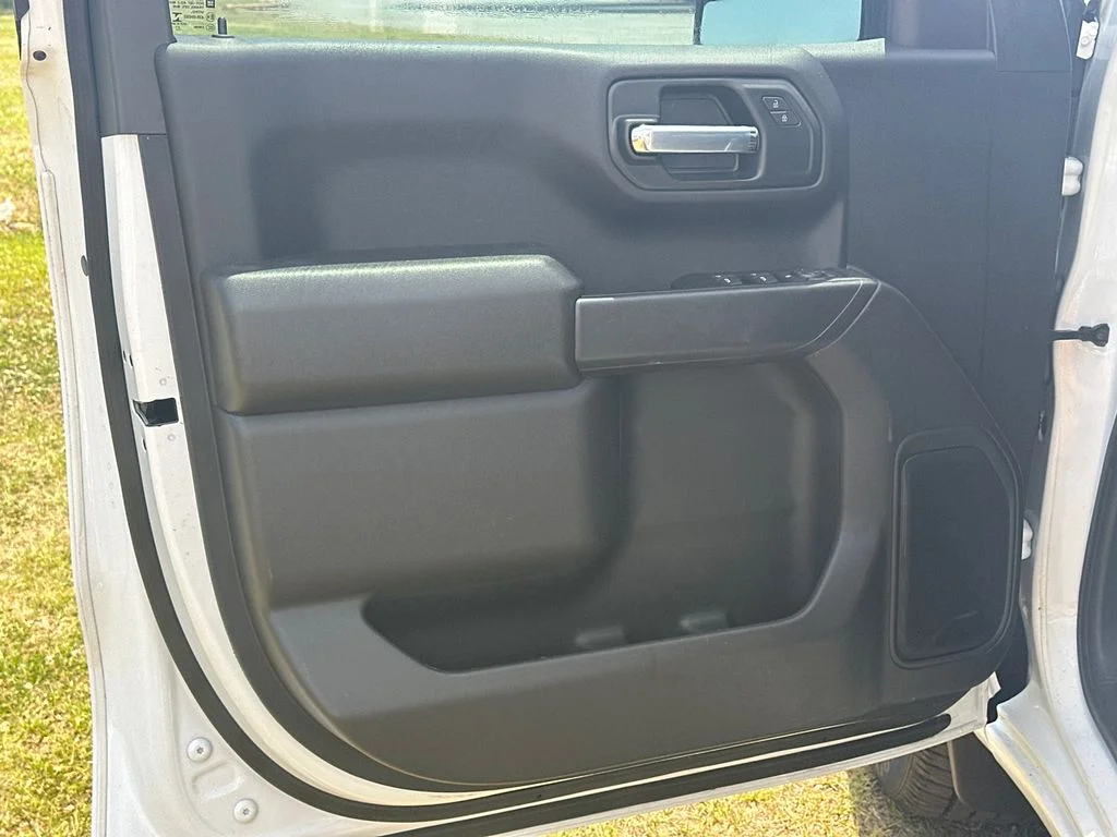 Used 2021 White Chevrolet Custom image 10