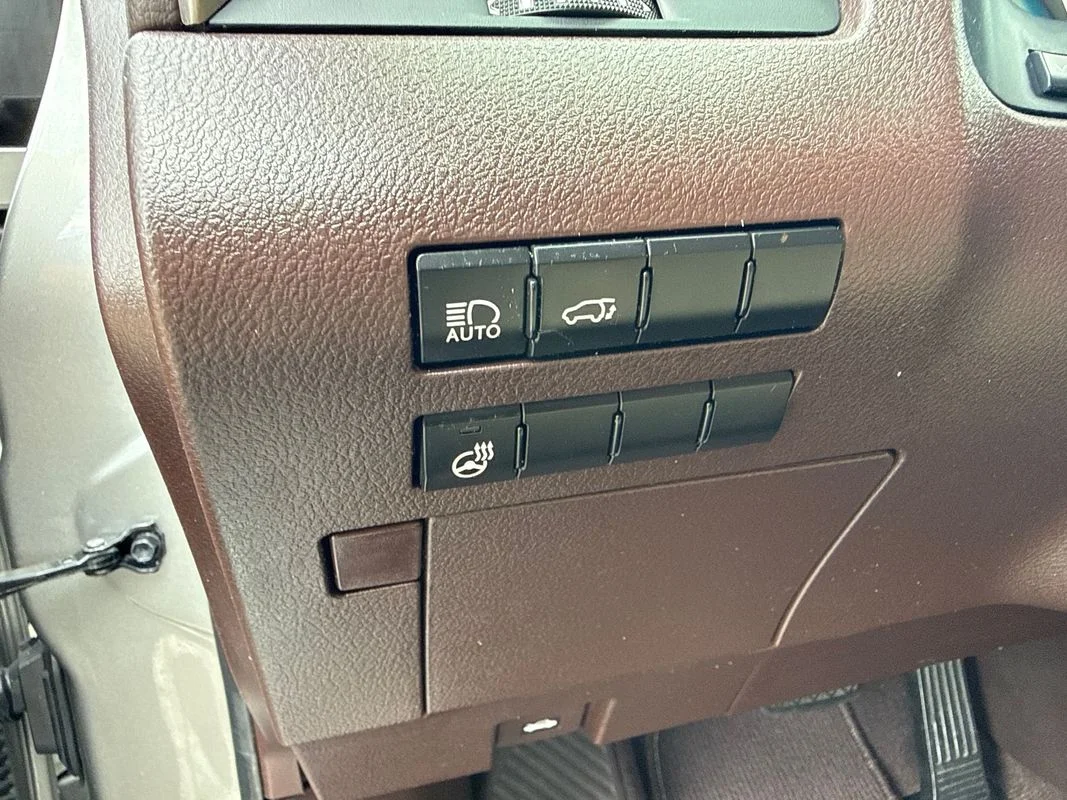 Used 2018  Lexus FWD image 16