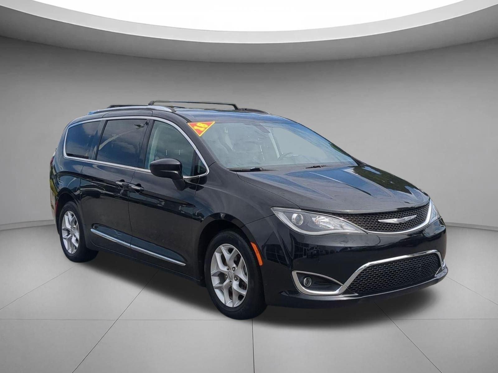 Used 2018 Brilliant Black Crystal Pearlcoat Chrysler Touring L Plus image 7