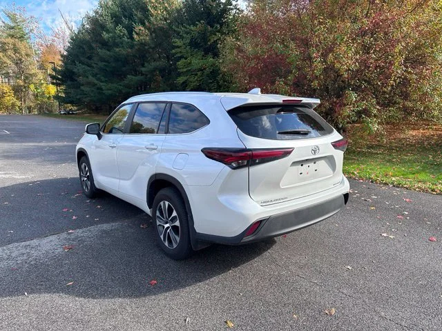 Used 2024 Off-white Toyota XLE image 5