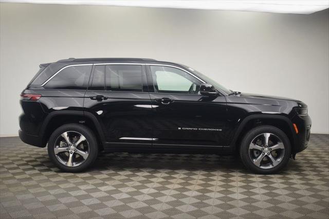 New 2026 Diamond Black Crystal Pearlcoat Jeep Limited image 3