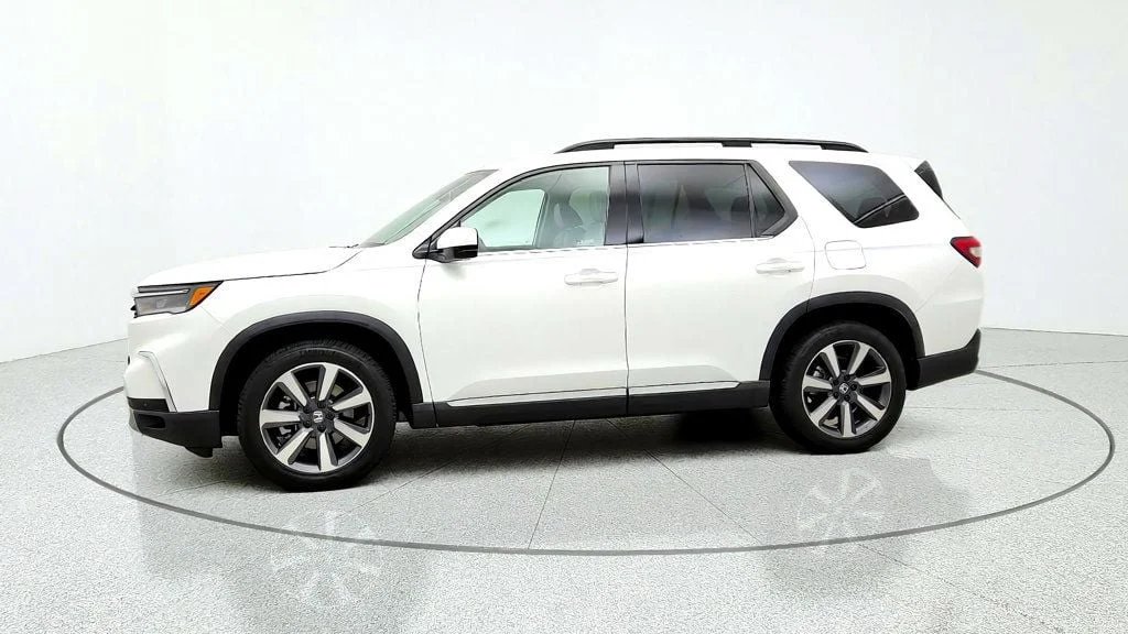 Used 2024 Platinum White Pearl Honda Touring AWD image 8