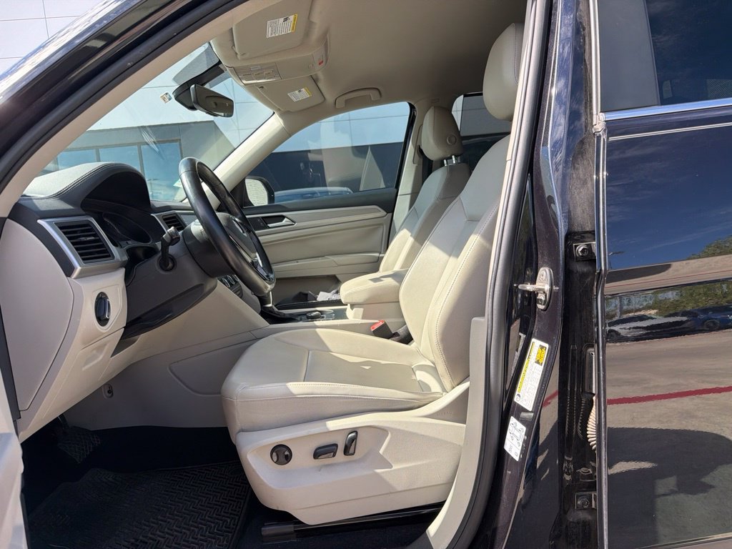 Used 2018 Black Volkswagen 3.6L V6 SE image 10