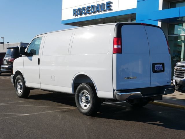 New 2025 Summit White Chevrolet WT image 4
