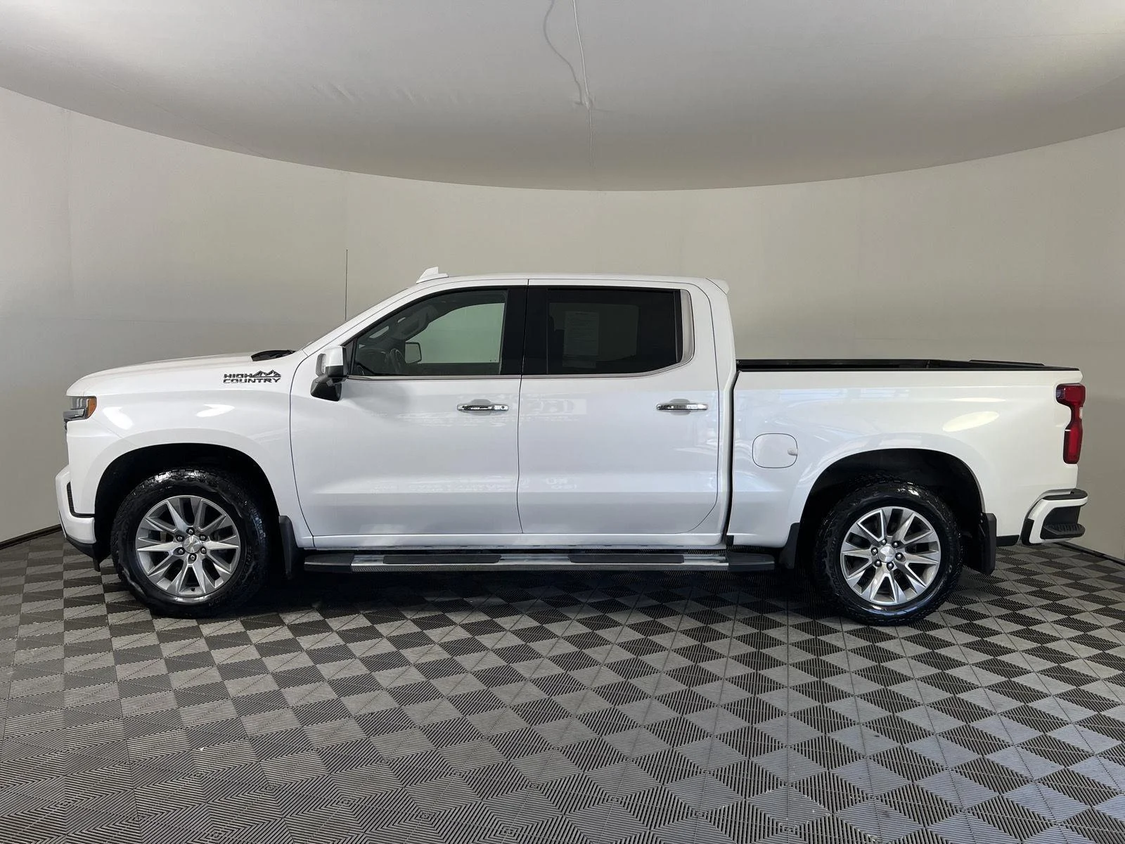 Used 2021 Pearl Chevrolet High Country image 27