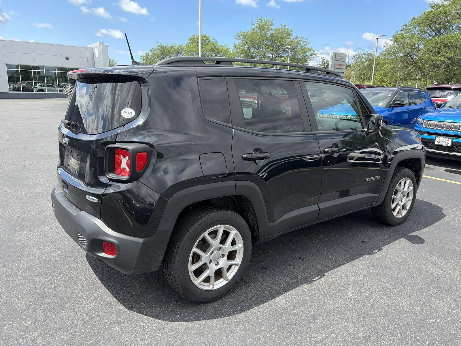 Used 2019 Black Clearcoat Jeep Latitude image 9