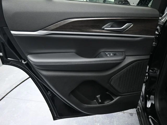 New 2026 Diamond Black Crystal Pearl-Coat Exterior Paint Jeep Altitude image 26