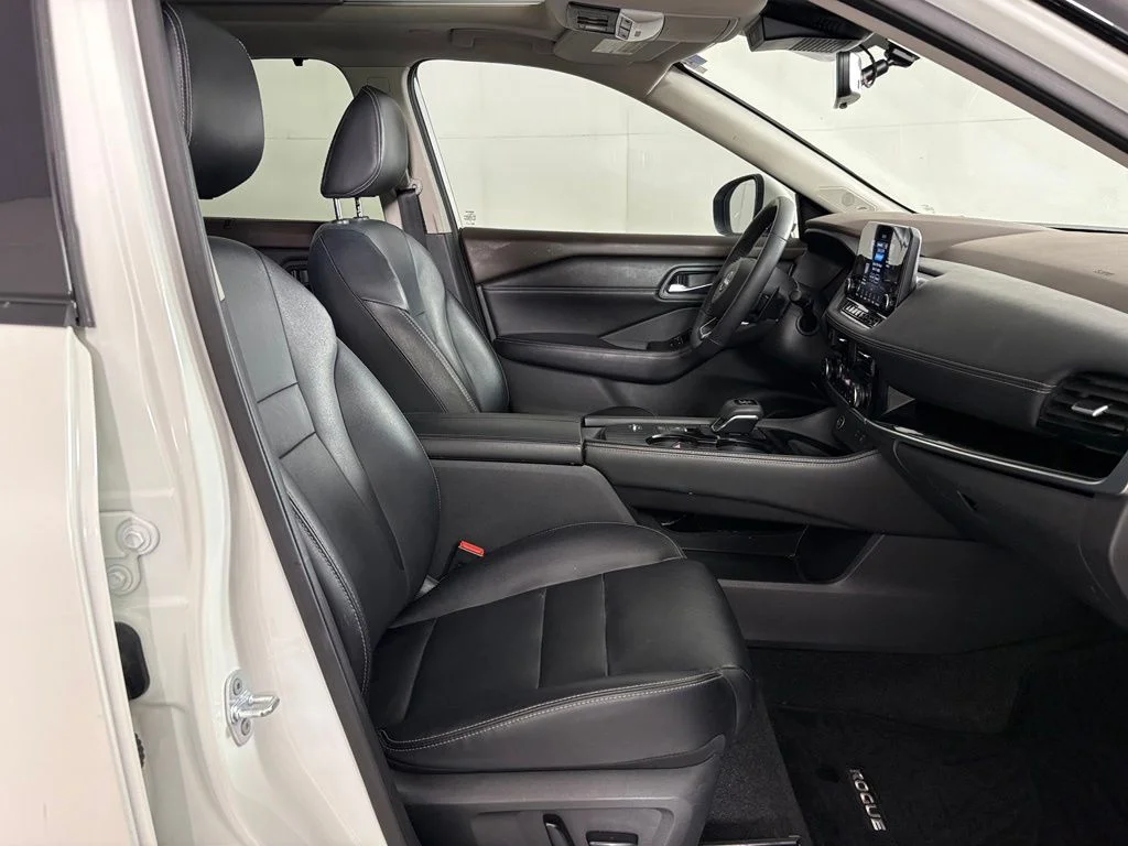 Used 2022 White Nissan SL image 40