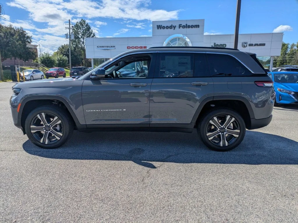 New 2027 Sting-Gray Clear-Coat Paint Jeep  image 7