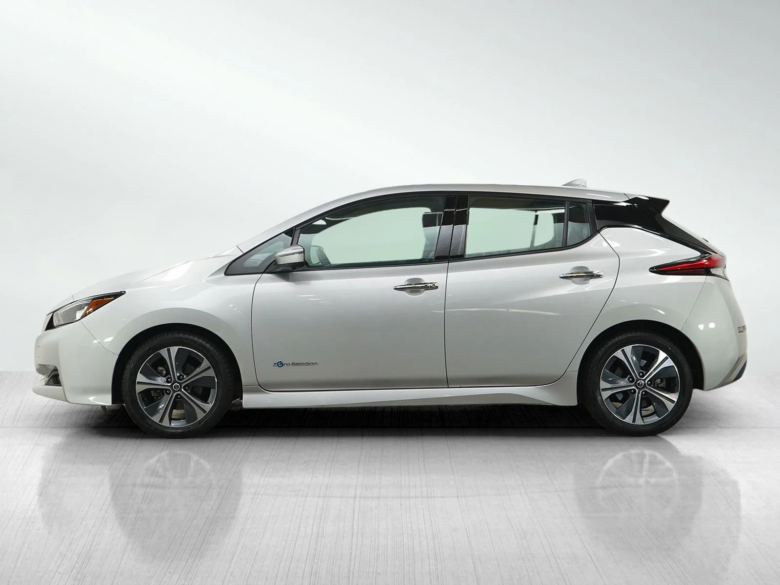 Used 2018 Nissan LEAF SL with VIN 1N4AZ1CP5JC309056 for sale in Wayzata, Minnesota