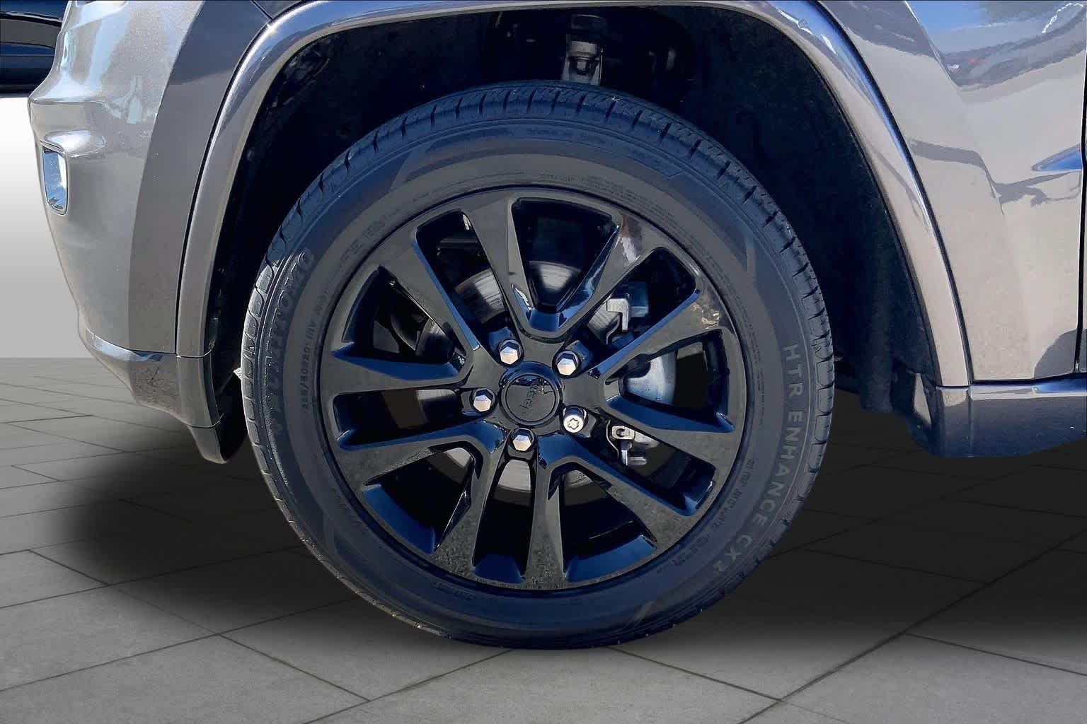 Certified Used 2018 Granite Crystal Metallic Clearcoat Jeep Altitude image 11