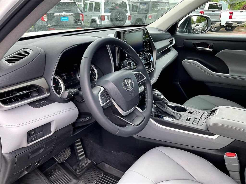 Used 2022 Beige Toyota XLE image 8