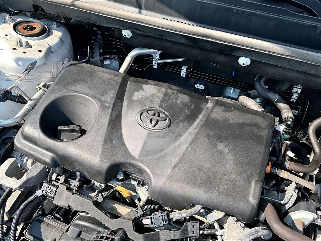 Used 2022 White Toyota LE image 35