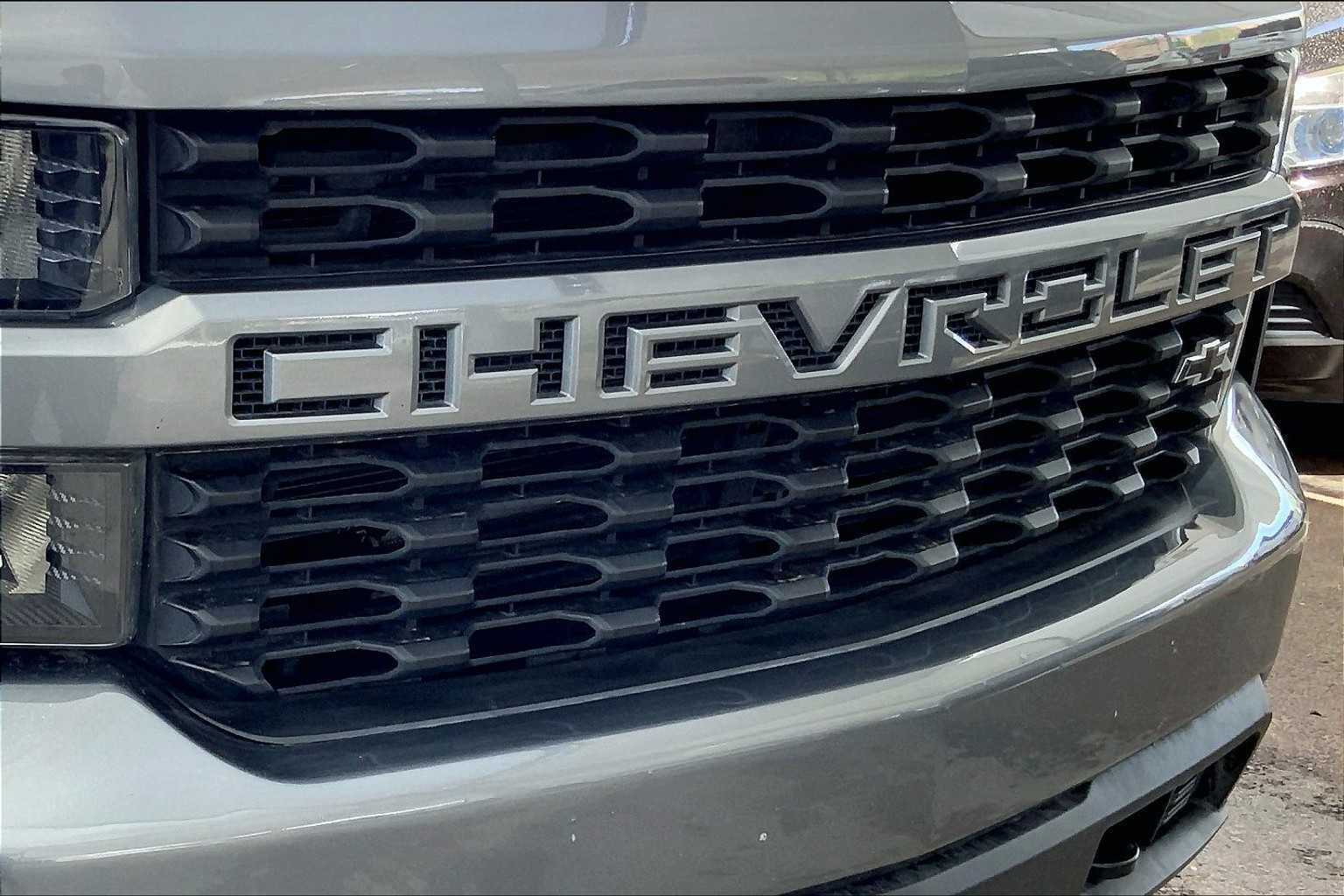 Used 2022 Satin Steel Metallic Chevrolet Custom image 30