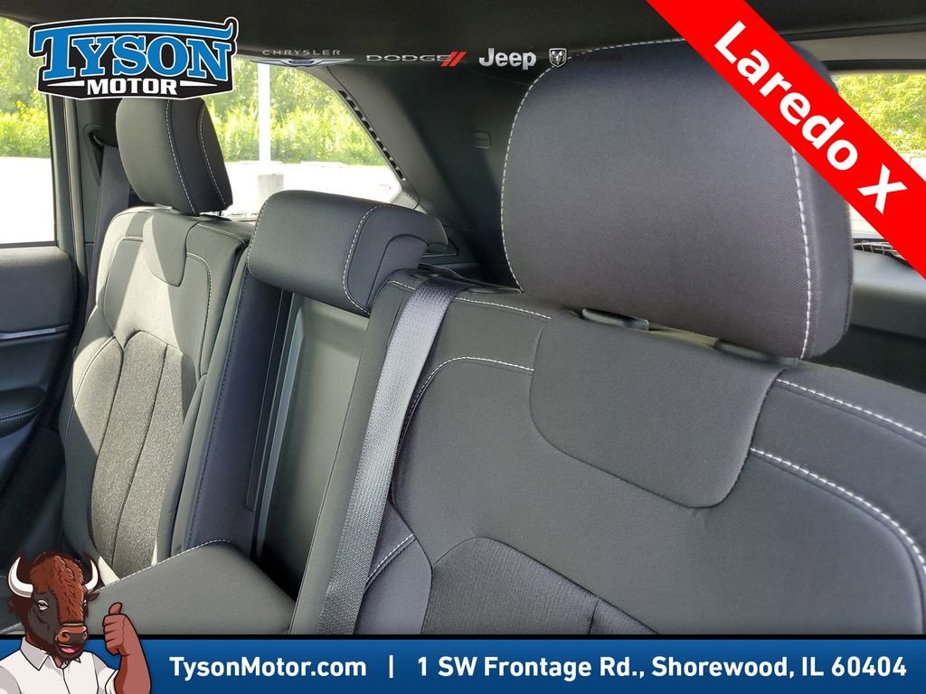 New 2025 Diamond Black Crystal Pearl-Coat Exterior Paint Jeep Laredo X image 11