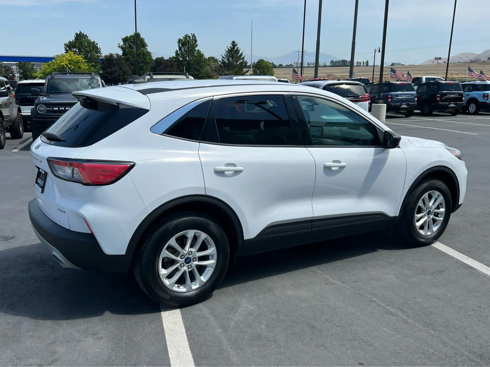 Certified Used 2022 Oxford White Ford SE image 7