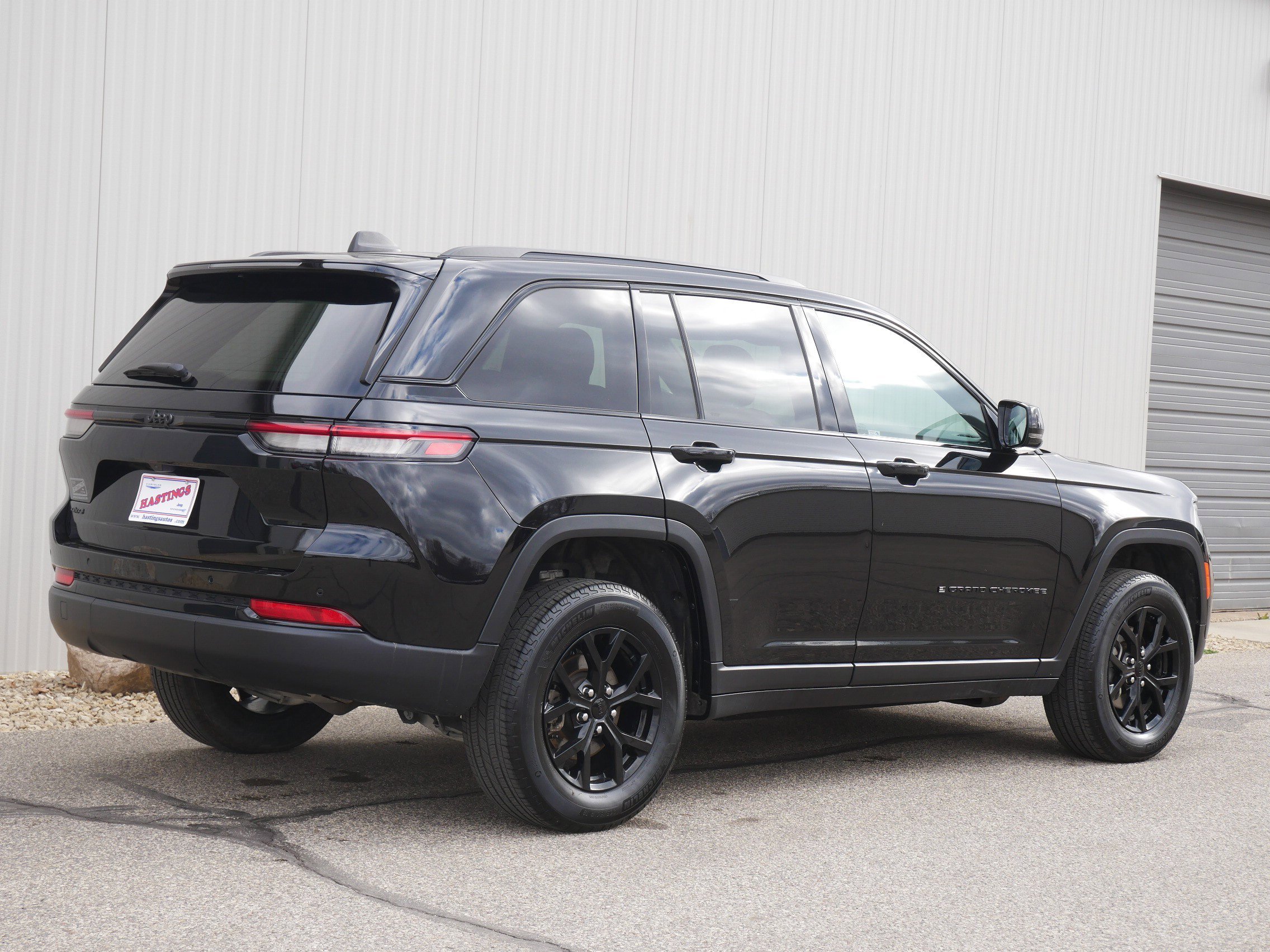 Used 2025 Diamond Black Crystal Pearlcoat Jeep Altitude image 5