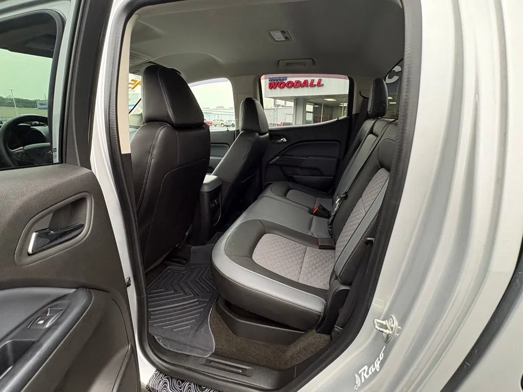 Used 2015 SILVER ICE METALLIC Chevrolet 4WD Z71 image 21