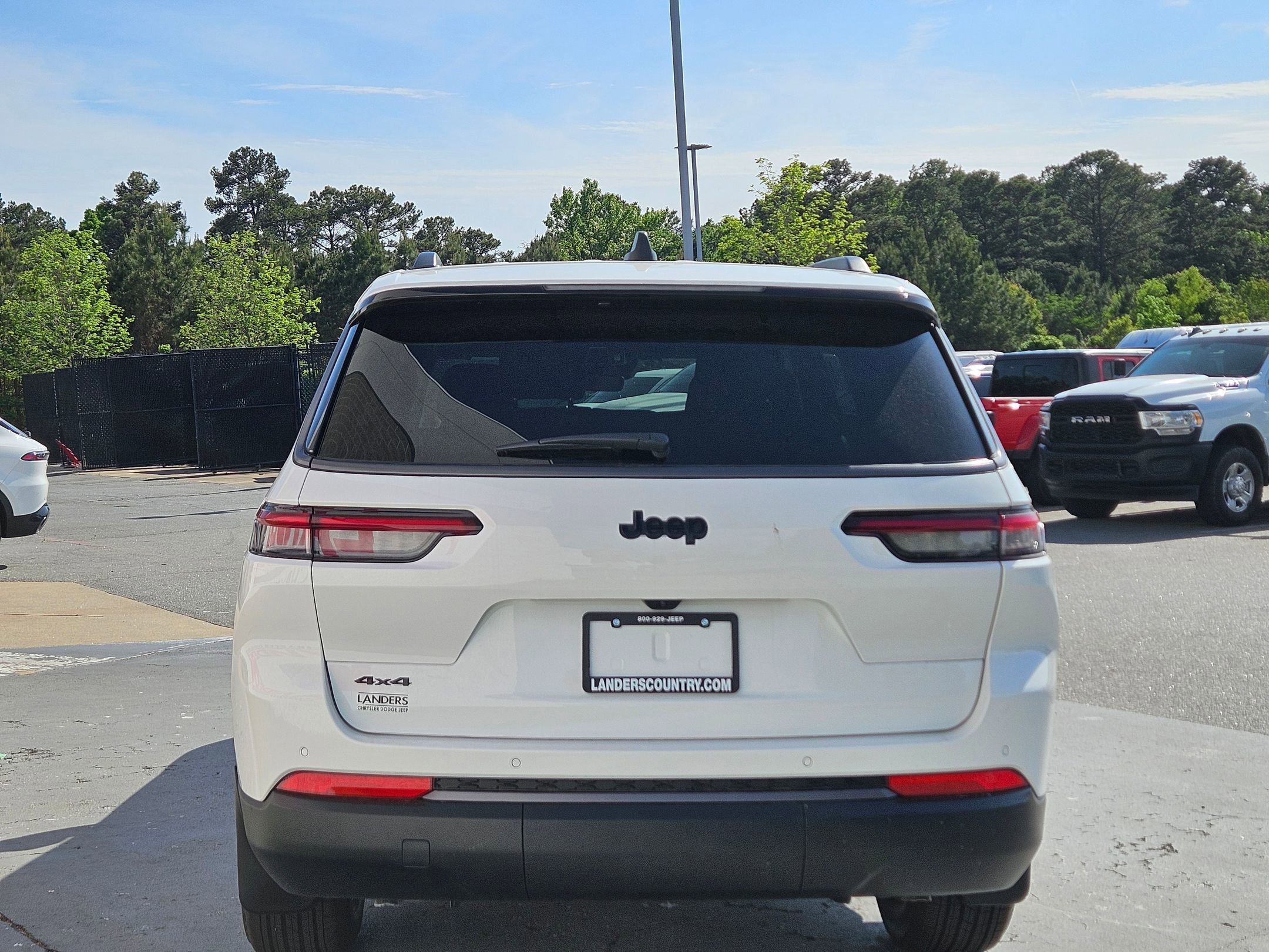 New 2026 Bright White Clear-Coat Exterior Paint Jeep Laredo Altitude image 6