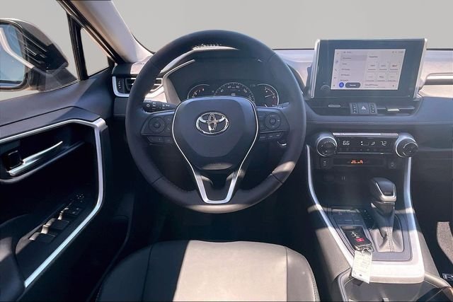 Used 2025 Silver Toyota XLE Premium image 5