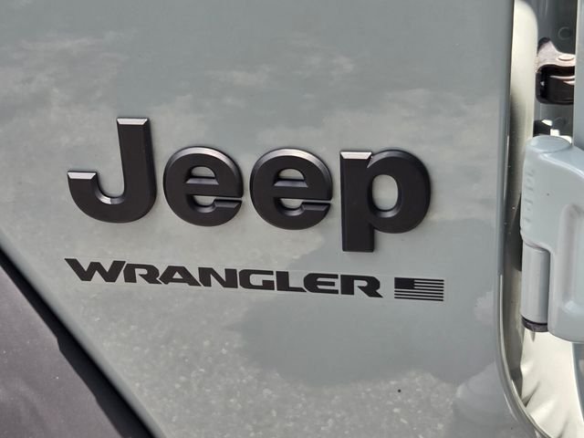 Used 2023  Jeep Sport S image 32