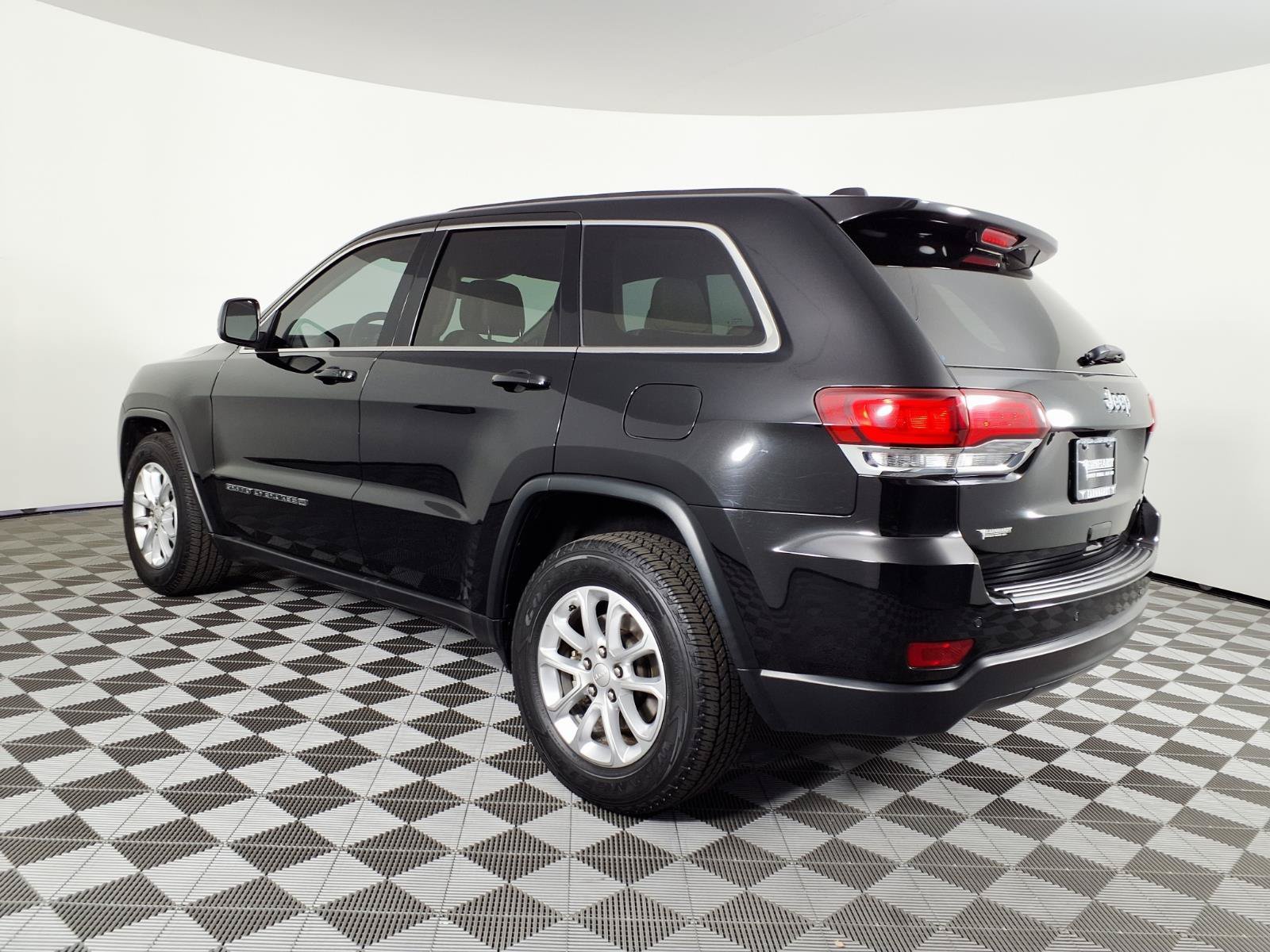 Certified Used 2022 Diamond Black Crystal Pearlcoat Jeep Laredo E image 6