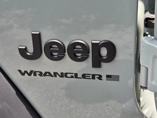 Used 2023  Jeep Sport S image 32