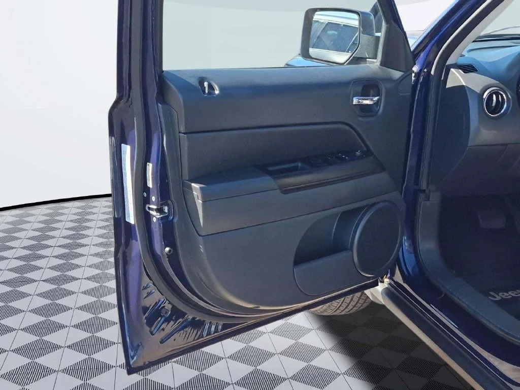Used 2012 True Blue Pearlcoat Jeep Latitude image 10