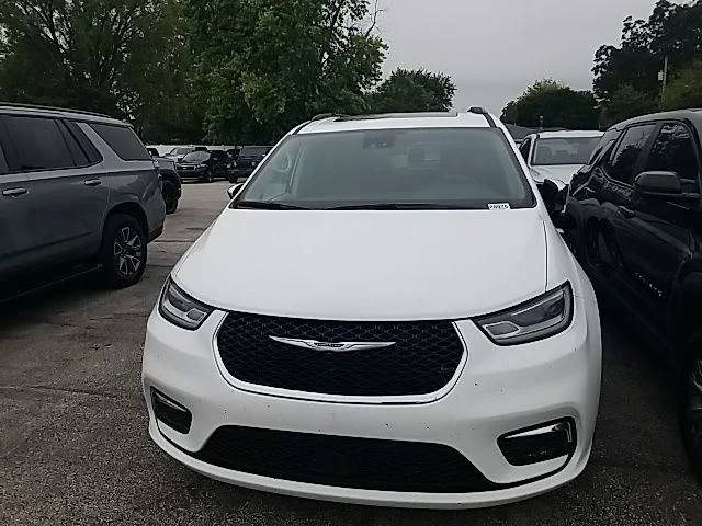 Used 2023 White Chrysler Limited image 9