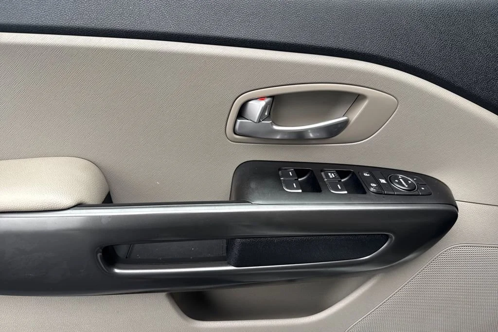 Used 2021 Pearl Kia LX image 11