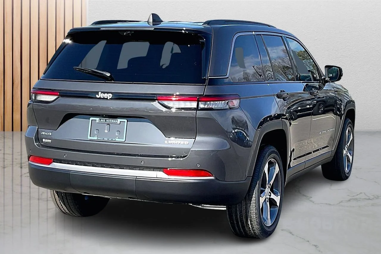 New 2026 Baltic Gray Metallic Clear-Coat Exterior Paint Jeep Limited image 8