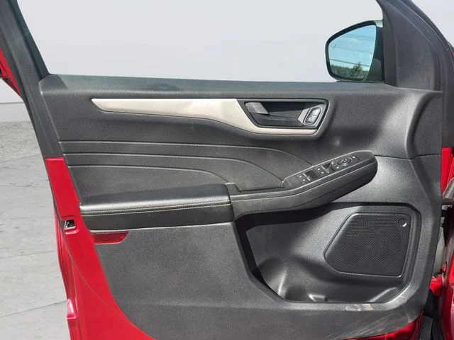 Used 2022 Red Ford SE image 21