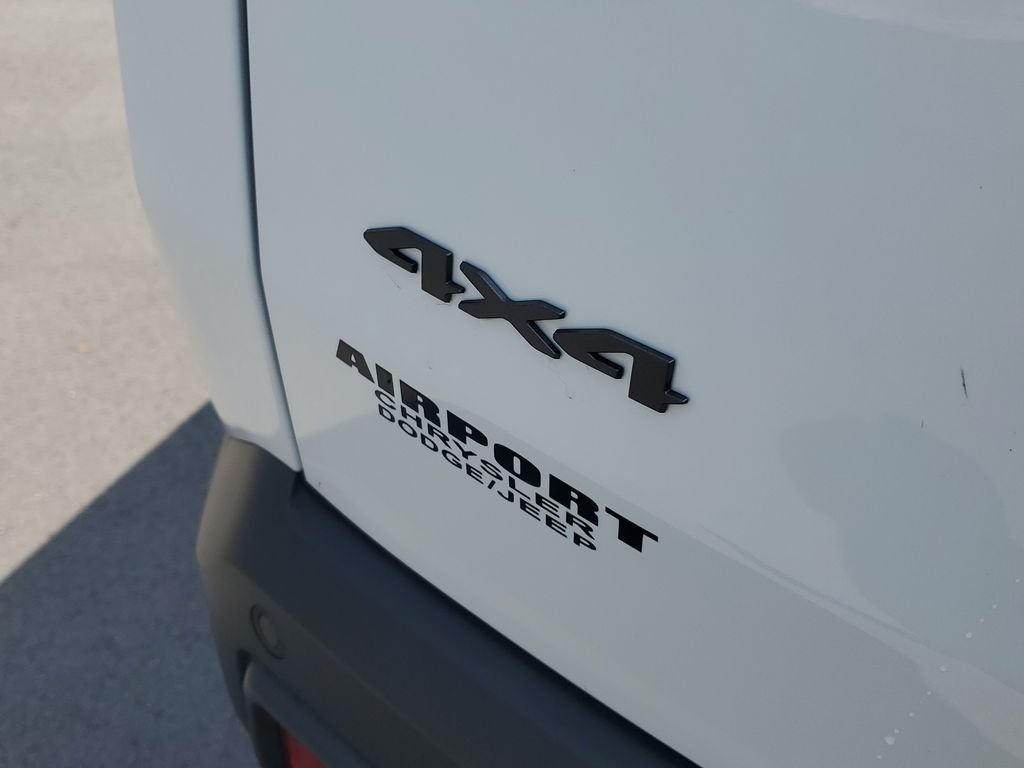 New 2026 Bright White Clear-Coat Exterior Paint Jeep Limited image 6