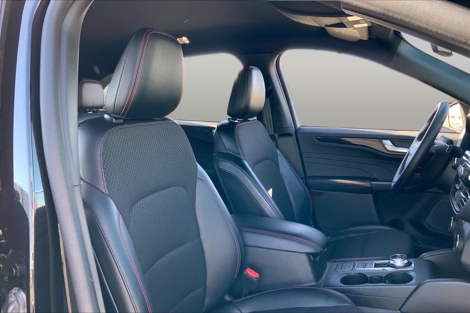 Used 2025 Agate Black Metallic Ford ST-Line image 9