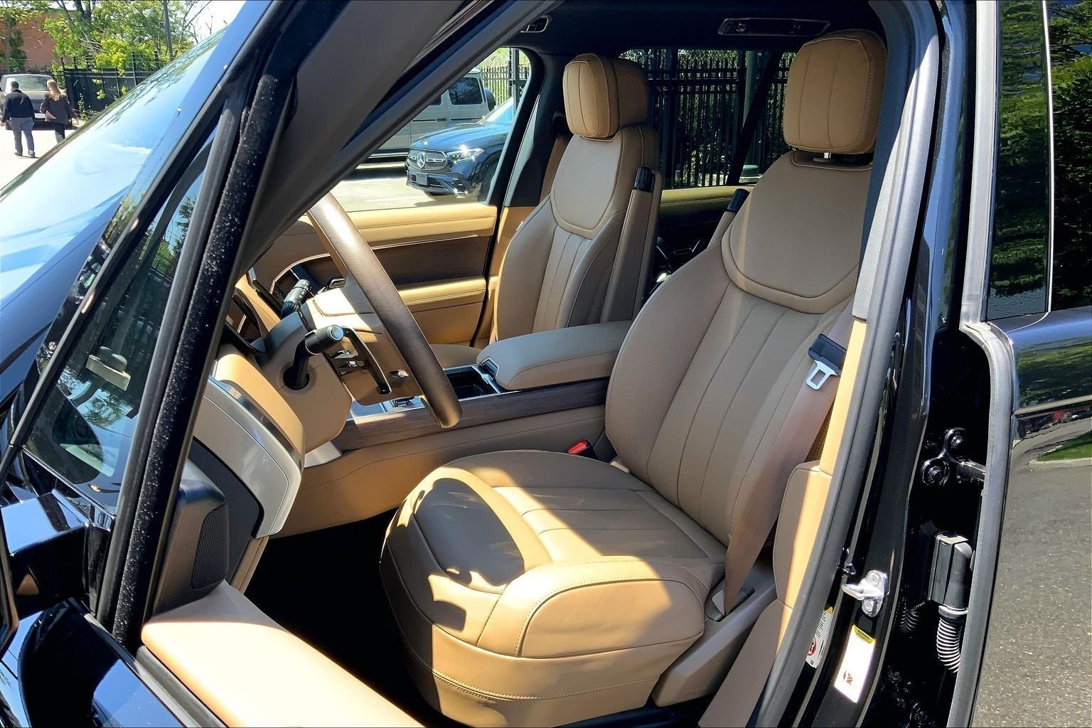 New 2026 Santorini Black LAND ROVER SE PHEV image 9