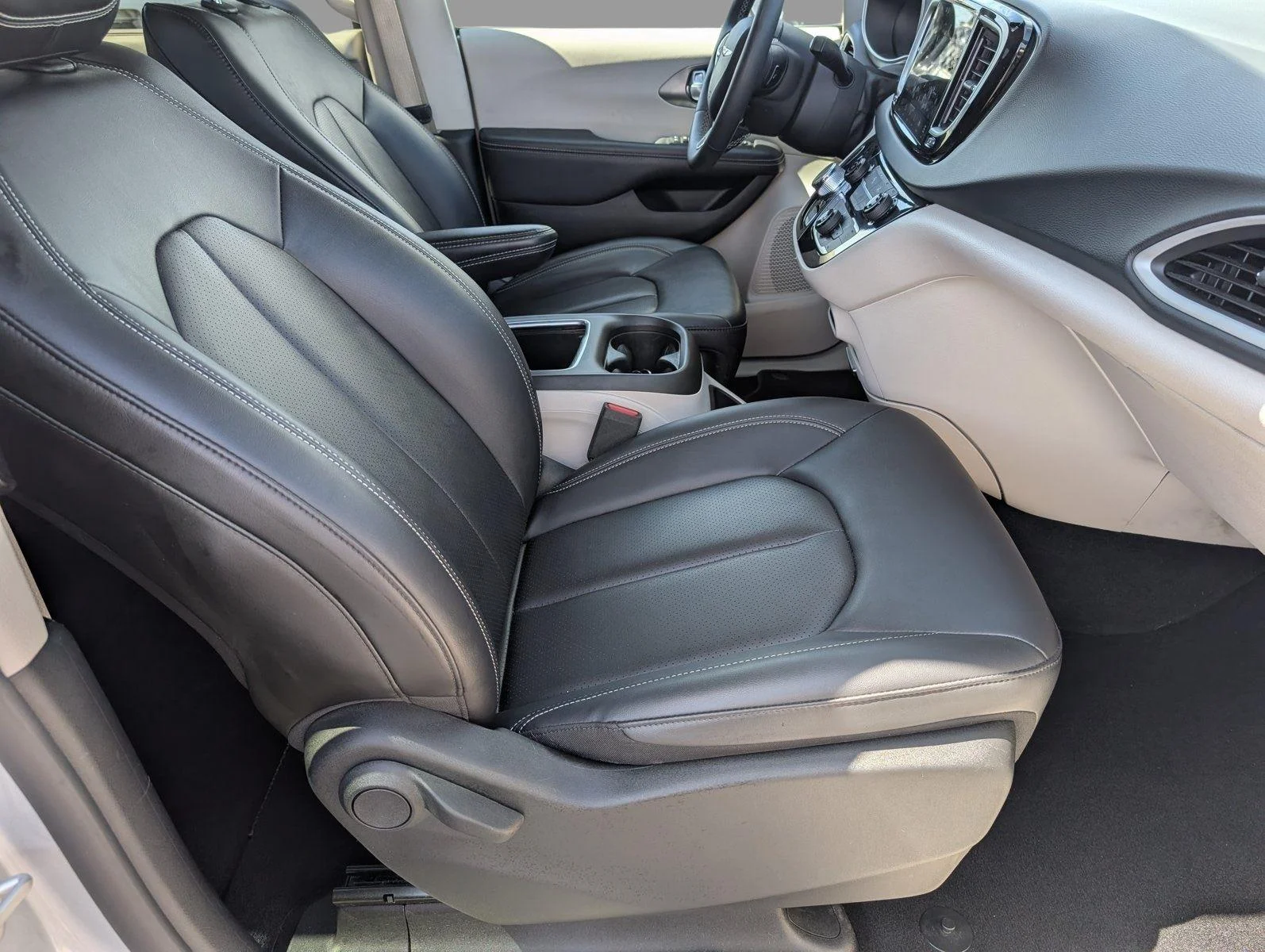 Used 2024 Silver Mist Clearcoat Chrysler Touring L image 37