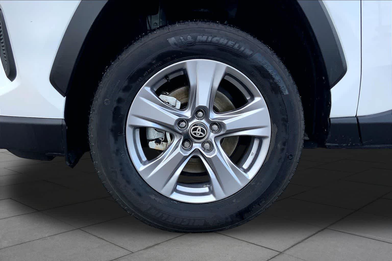 Used 2025 Ice Cap Toyota Hybrid XLE image 11