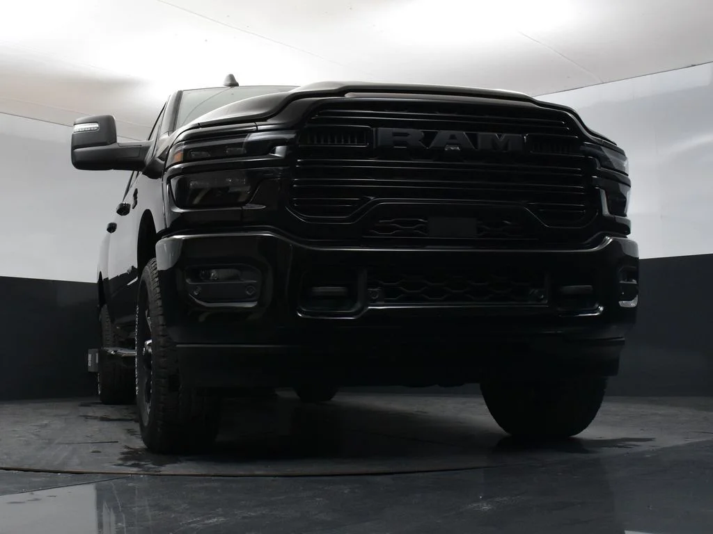 New 2026 Diamond Black Crystal Pearl-Coat Exterior Paint RAM Laramie image 32