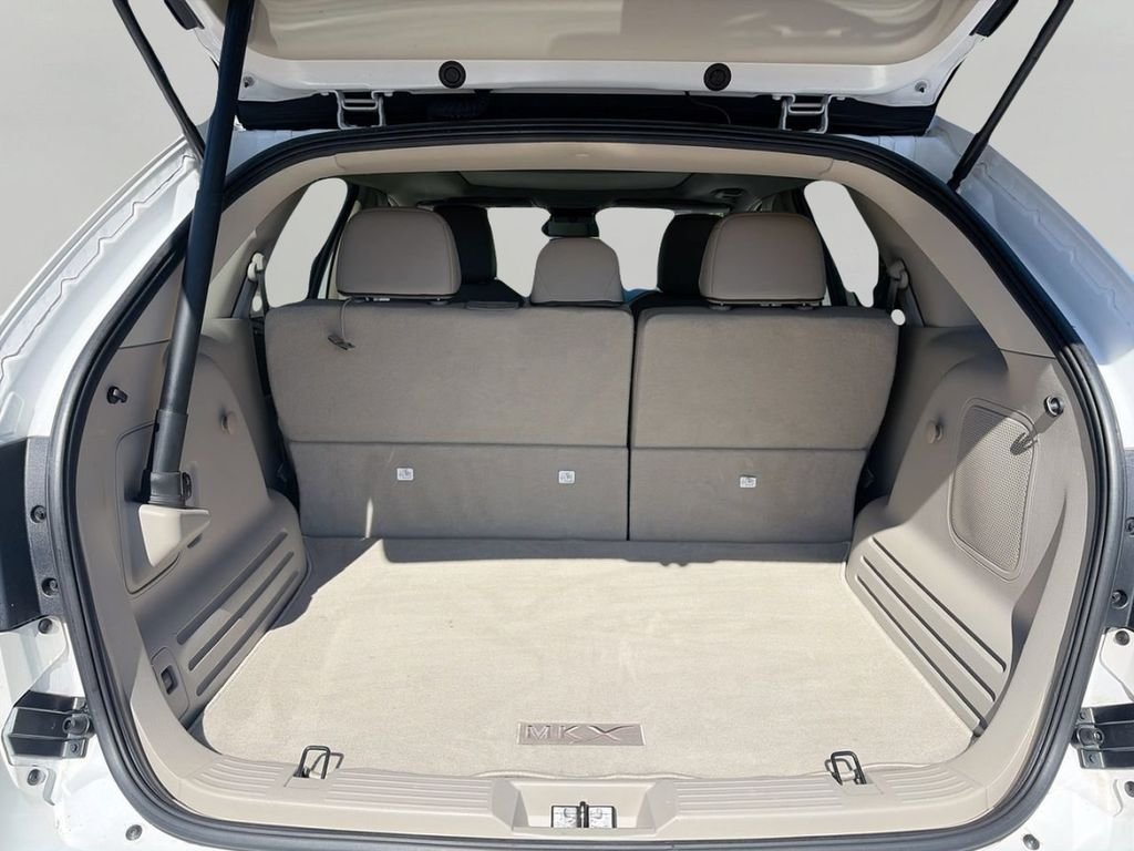 Used 2013 White Lincoln Base image 7