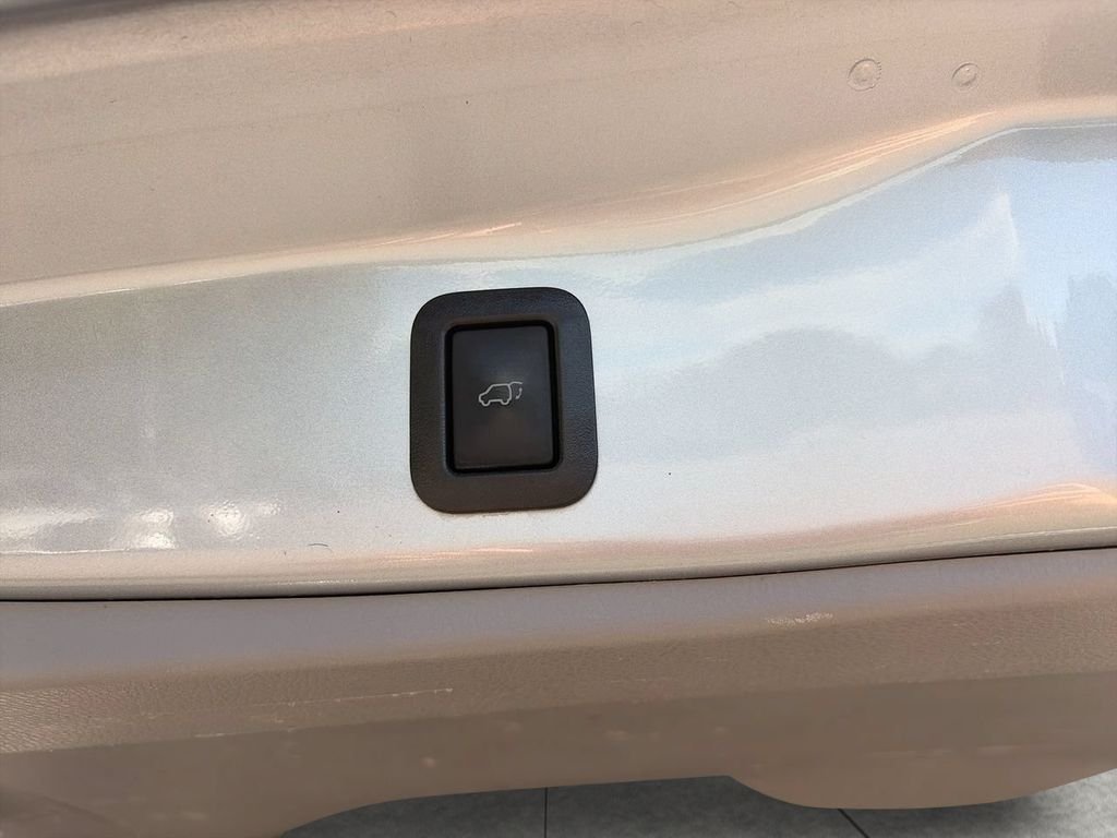 Used 2019 Silver Toyota XLE image 8