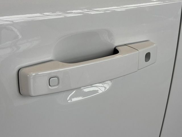 Used 2024 White Land Rover X-Dynamic SE image 21
