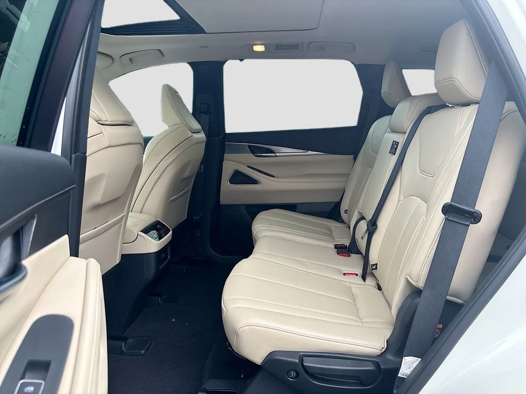 Used 2025 White INFINITI LUXE image 19