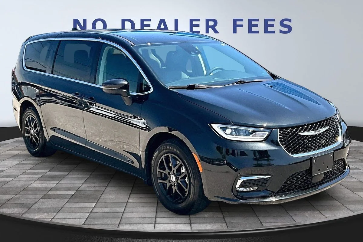 Used 2023 Black Chrysler Touring L image 3
