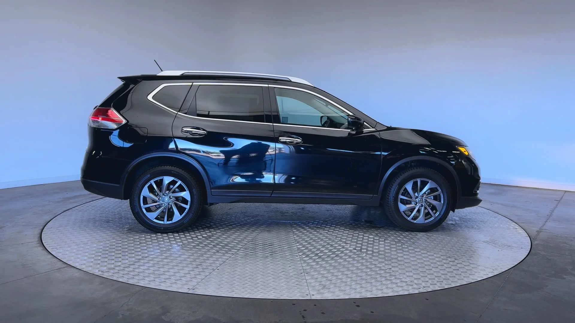 Used 2016 Magnetic Black Nissan SL image 9