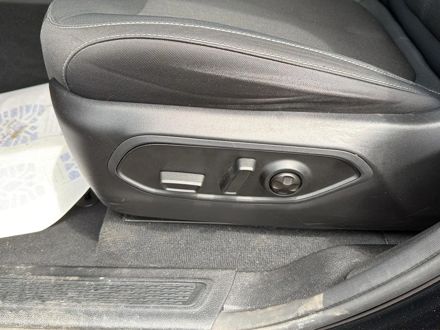 Used 2023 Diamond Black Crystal Pearlcoat Jeep Laredo image 14