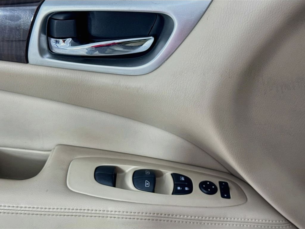 Used 2016 Pearl White Nissan Platinum image 23