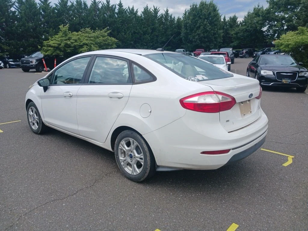 Used 2016  Ford SE image 2